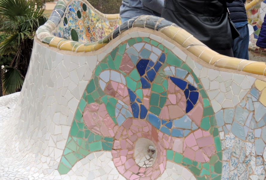 Park Guell, serpentynowe siedzisko ozdobione mozaikami
