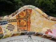 pokryta ceramicznymi mozaikami ławka w Parku Guel