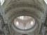 Sklepienie i ściany pokrywają ornamenty i sztukaterie
