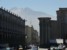 peru arequipa zdjęcia - Plaza de Armas w głębi przysadzista sylwetka wulkanu Misti